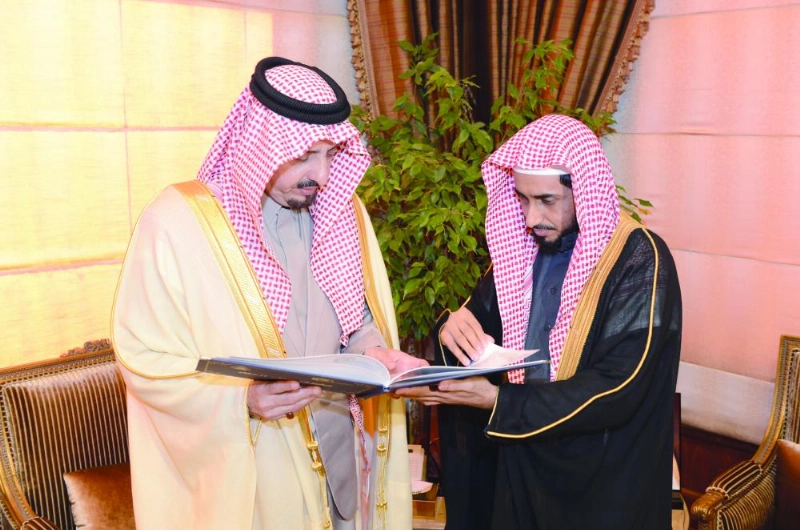 فيصل بن خالد خلال اطلاعه على مشروع الوقف (واس)