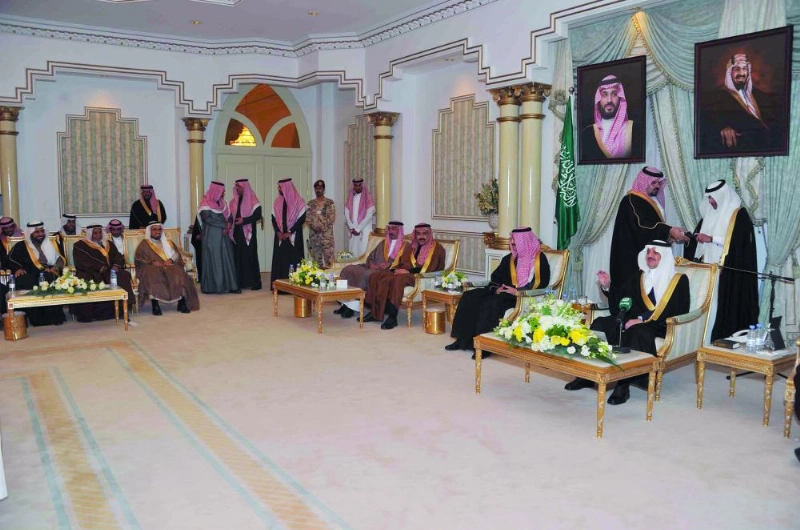 سعود بن نايف مخاطبا أهالي الأحساء في قصر البندرية (واس)