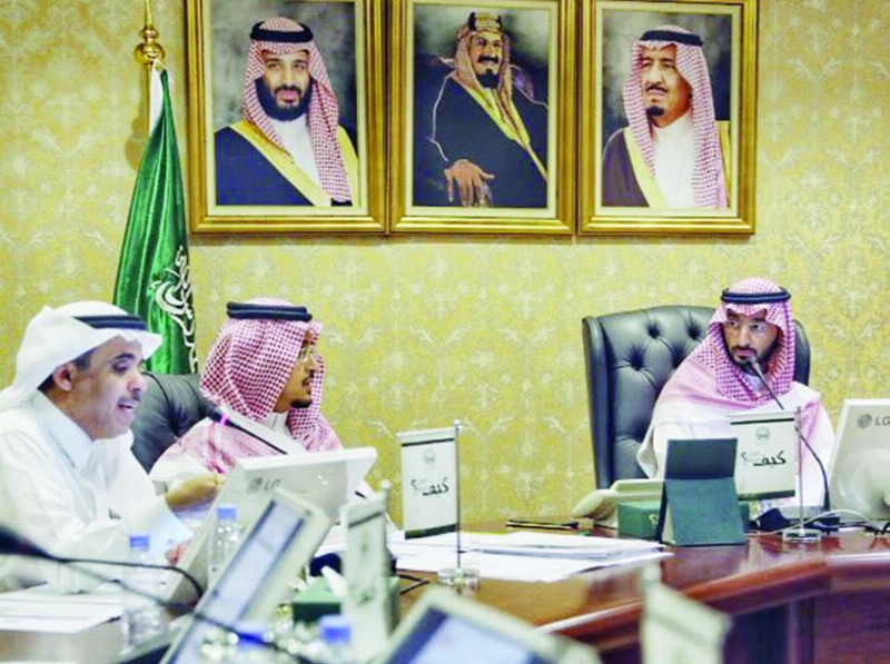 عبدالله بن بندر خلال ترؤسه الاجتماع (تويتر)