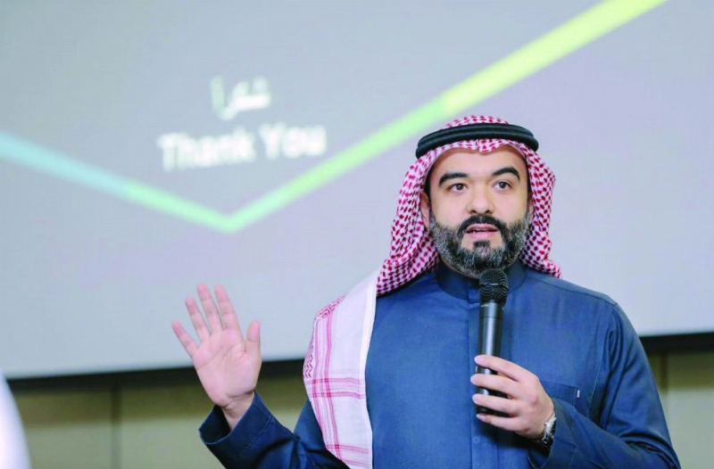 عبدالله السواحة خلال تدشينه حلقات النقاش (واس)