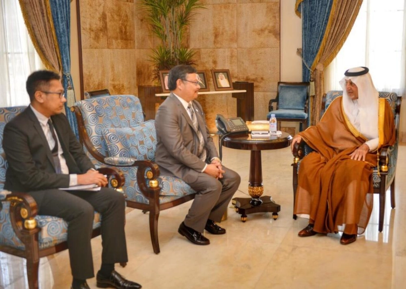 خالد الفيصل خلال استقباله السفير الفلبيني أمس
