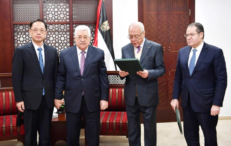 محمود عباس خلال لقائه بالسفير الصيني في فلسطين (د ب أ)