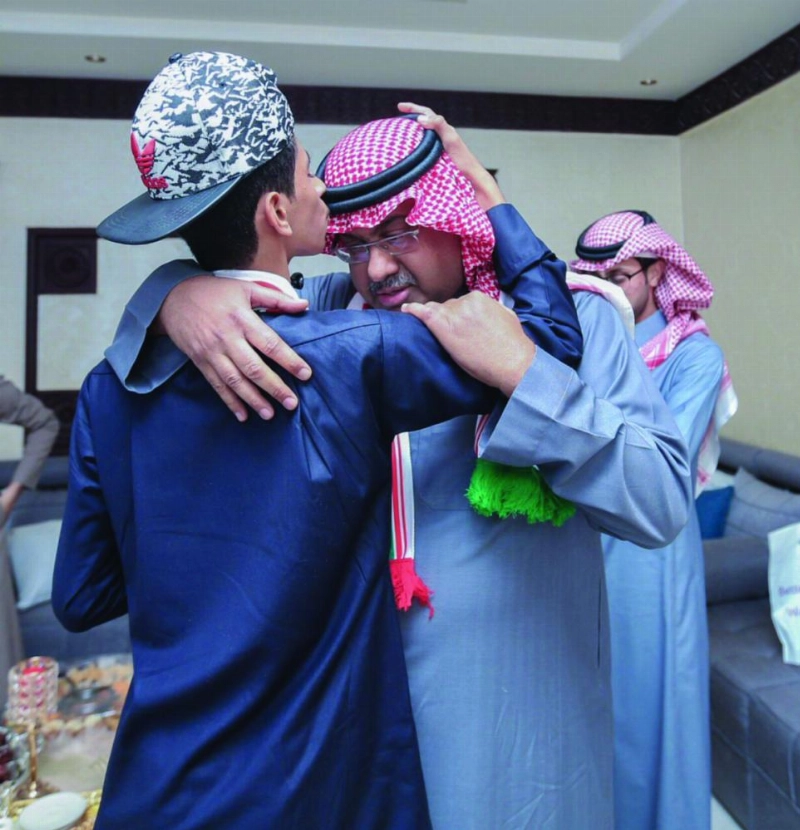 المشجع الاتفاقي يقبل رأس عبدالرحمن البنعلي (إعلامي الاتفاق)