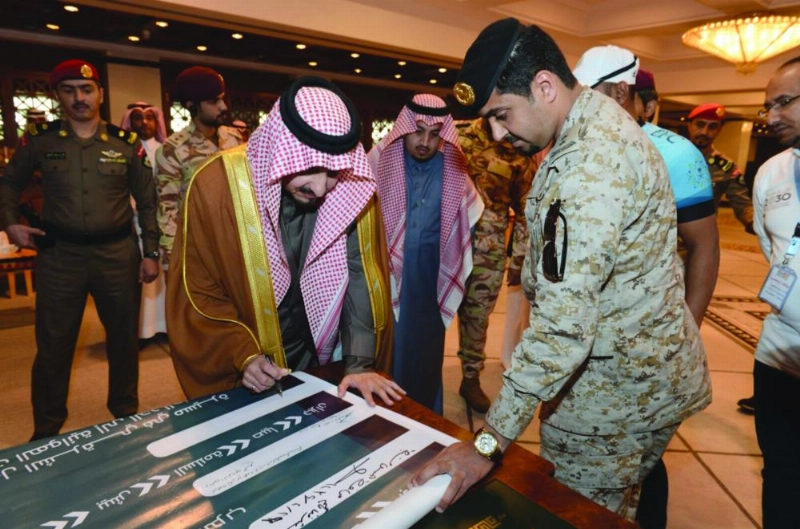 فيصل بن خالد يوقع على لوحة الوصول لمنطقة عسير (واس)