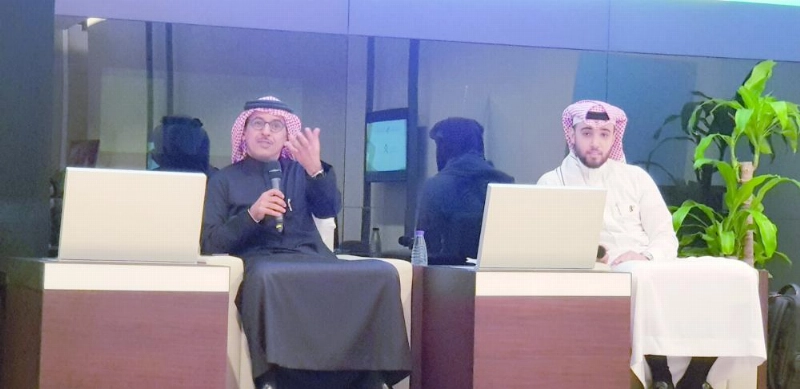 السناني متحدثا خلال الندوة (مكة)