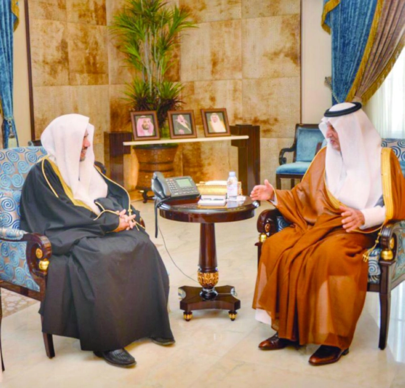 خالد الفيصل لدى لقائه محمد العيسى (واس)