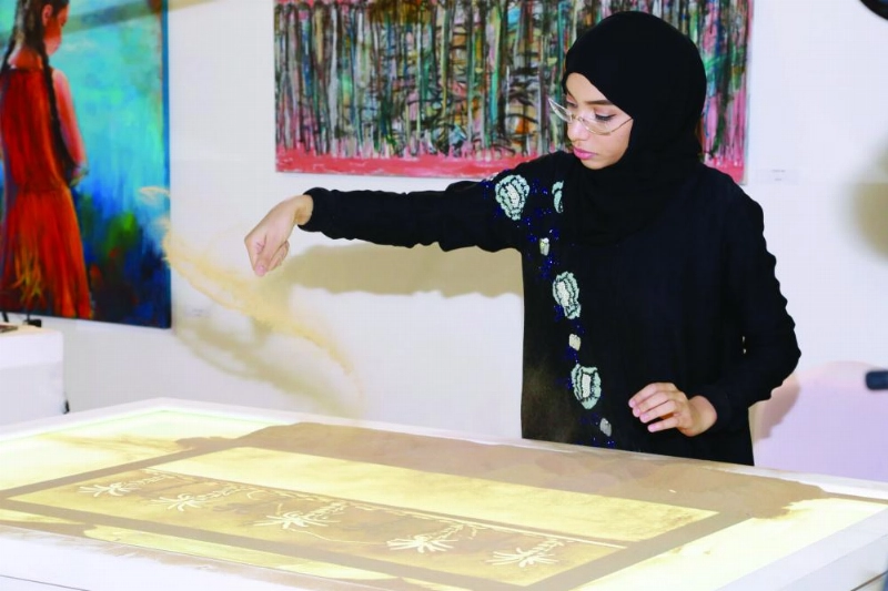 شيماء ترسم إحدى لوحاتها (مكة)