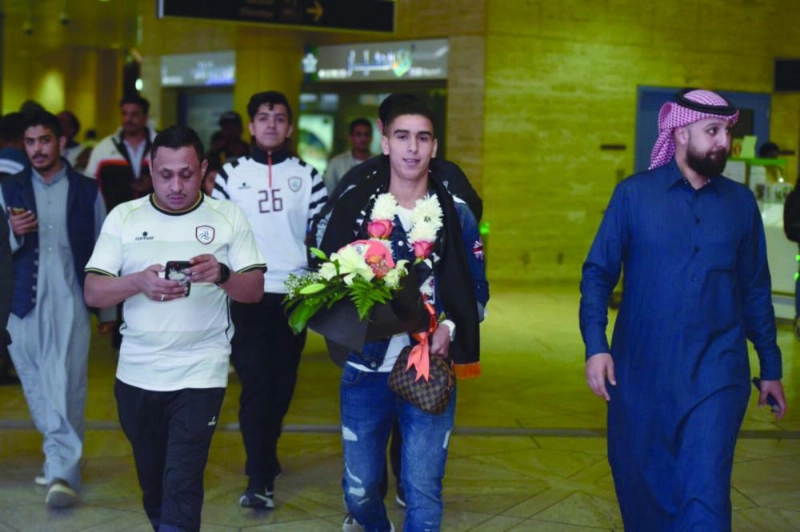 الشبابيون استقبلوا اللافي في المطار بالورود (إعلامي الشباب)