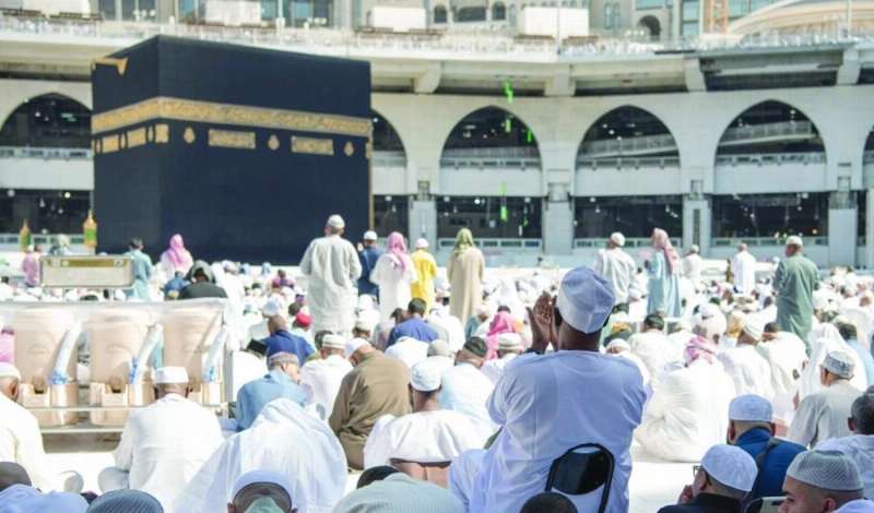 مصلون أثناء خطبة الجمعة في المسجد الحرام (واس)