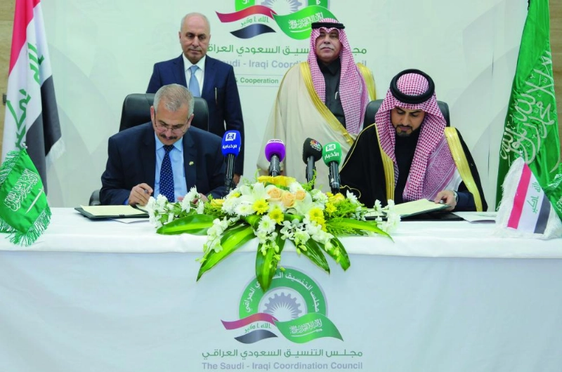أحمد الحقباني وكاظم العقابي خلال توقيع مذكرة التفاهم أمس الأول بالرياض (واس)