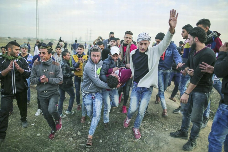 مصاب فلسطيني إثر قمع الاحتلال الإسرائيلي احتجاجات قرب حدود غزة (د ب أ)