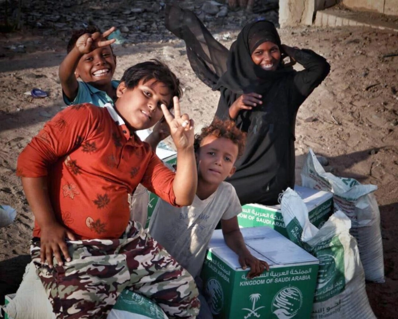 أطفال بعد تسلمهم السلال (واس)