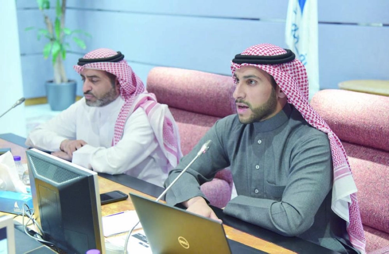 السنيدي يتحدث في الورشة