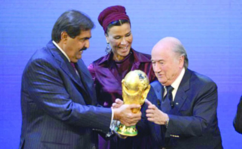 بلاتر يقدم كأس العالم لرئيس الملف القطري وزوجته (الانترنت)