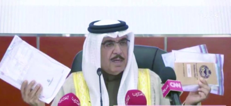 راشد آل خليفة مستعرضا المغلفات (مكة)