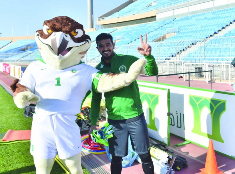 المعيوف بجانب الصقر قبل بدء تدريبات أمس (الاتحاد السعودي)