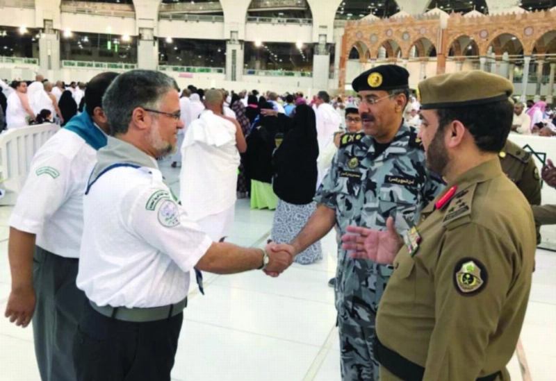 رجلا أمن يصافحان كشافين (واس)