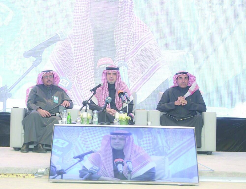 العيسى خلال حلقة النقاش أمس (مكة)