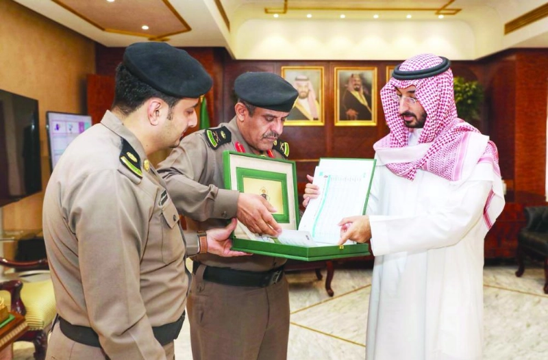 عبدالله بن بندر يطلع على التقرير