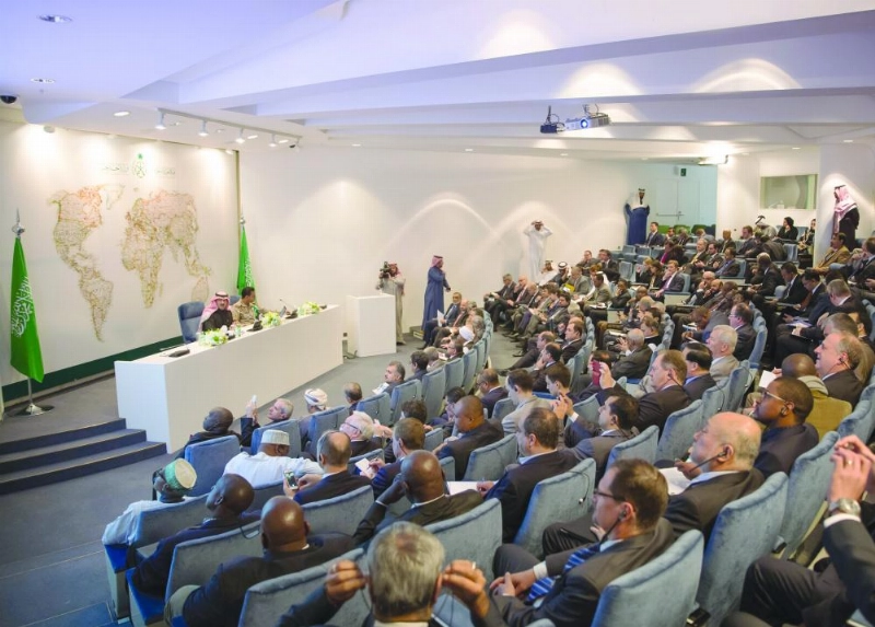 السفير آل جابر يتحدث في المؤتمر الصحفي أمس (واس)