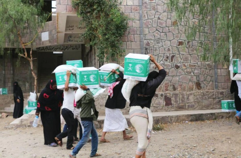 يمنيون يتسلمون مساعدات غذائية (واس)
