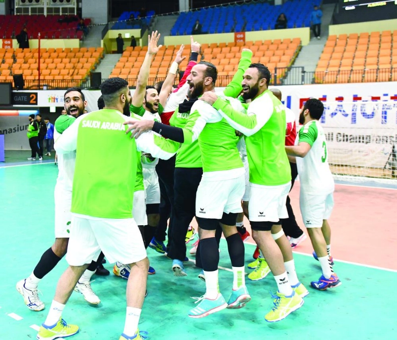 لاعبو المنتخب يحتفلون بالفوز على كوريا (اتحاد اليد)