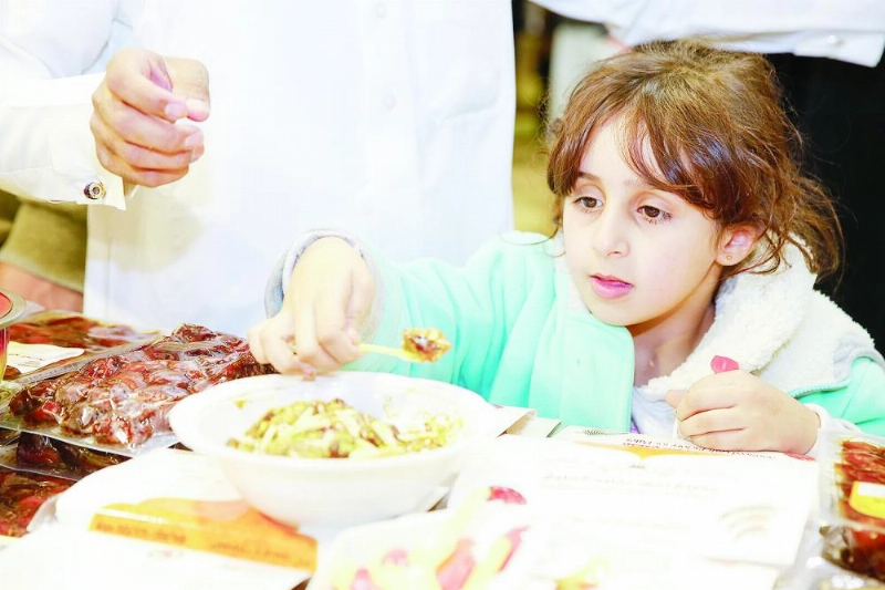 طفلة تتذوق منتوجات بالدبس (مكة)