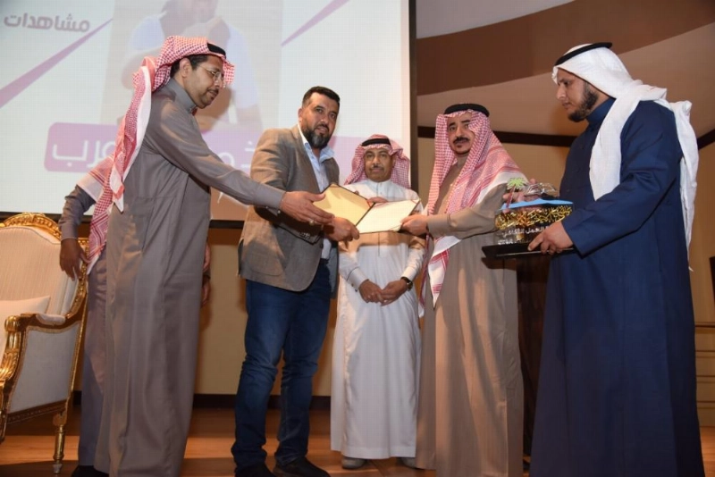 العرب مكرما من قبل إدارة النادي (مكة)