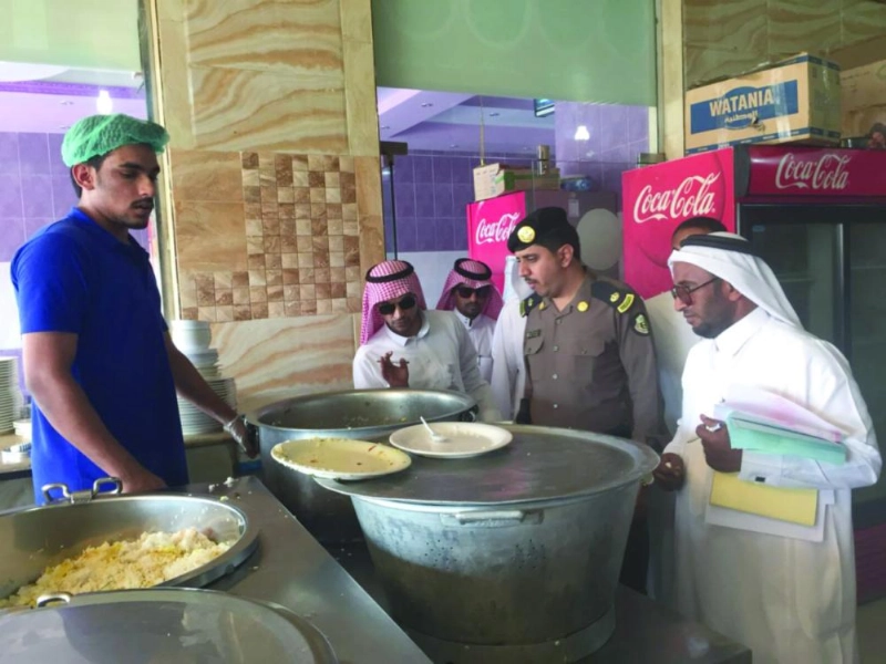 اللجنة خلال معاينة أحد المطاعم (مكة)