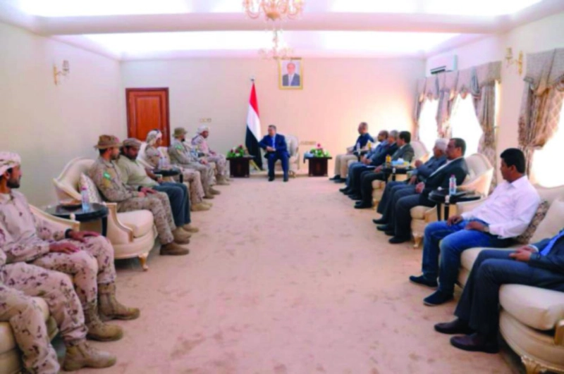 رئيس الوزراء اليمني مستقبلا قائد التحالف وقائد القوات السعودية وعددا من الضباط بعدن (سبأ نت)