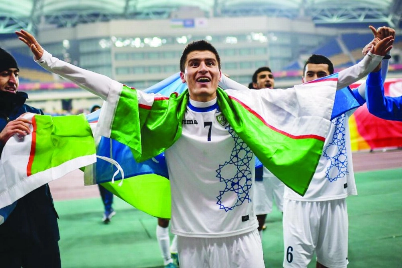 لاعبو أوزبكستان يحتفلون بالبطولة (الاتحاد الآسيوي)