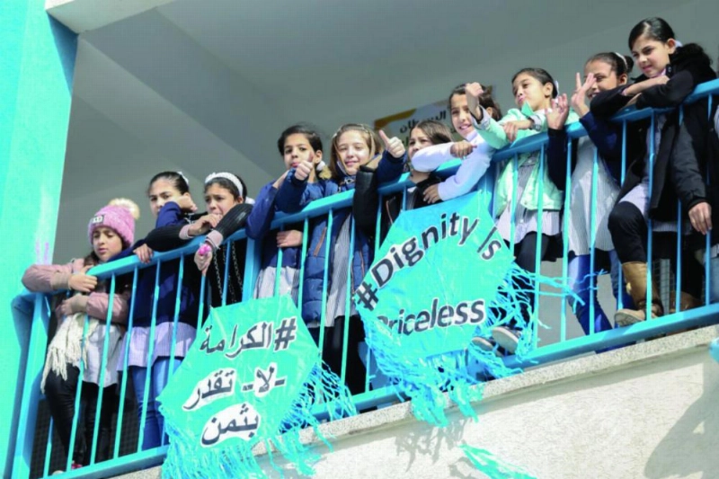 طالبات في إحدى مدارس الأونروا بغزة (تويتر)