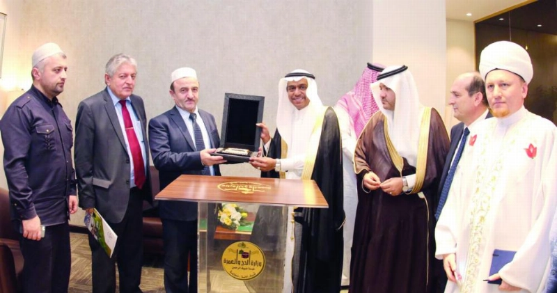 عبدالفتاح مشاط لدى لقائه محمد حمزاييف (واس)
