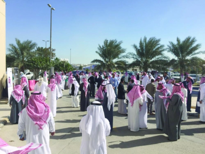 عدد من المنتخبين في القطيف أمس (مكة)
