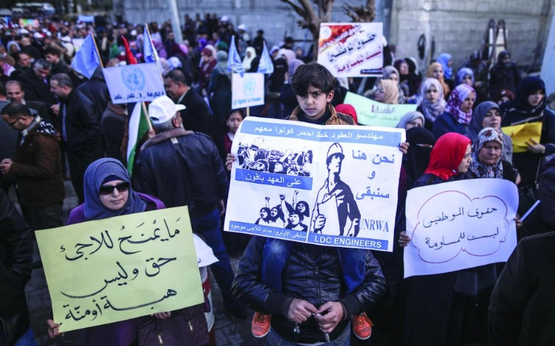 تظاهرة فلسطينية بغزة احتجاجا على تقليص الدعم الأمريكي للأونروا (د ب أ)
