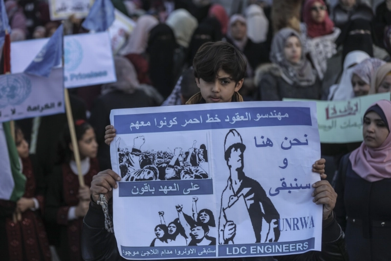 تظاهرة فلسطينية بغزة احتجاجا على تقليص الدعم الأمريكي للأونروا (دب أ)