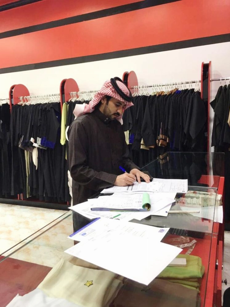 مفتش العمل أثناء ضبط مخالفات تأنيث (مكة)