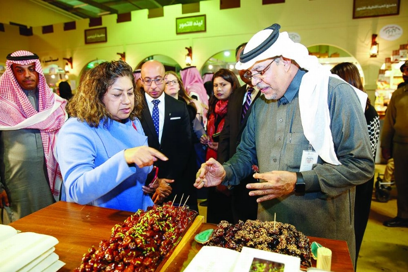 كورهونين خلال زيارتها لمهرجان تمور الأحساء (مكة)
