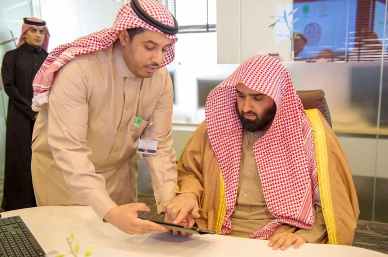 خالد اليوسف مدشنا المركز (واس)