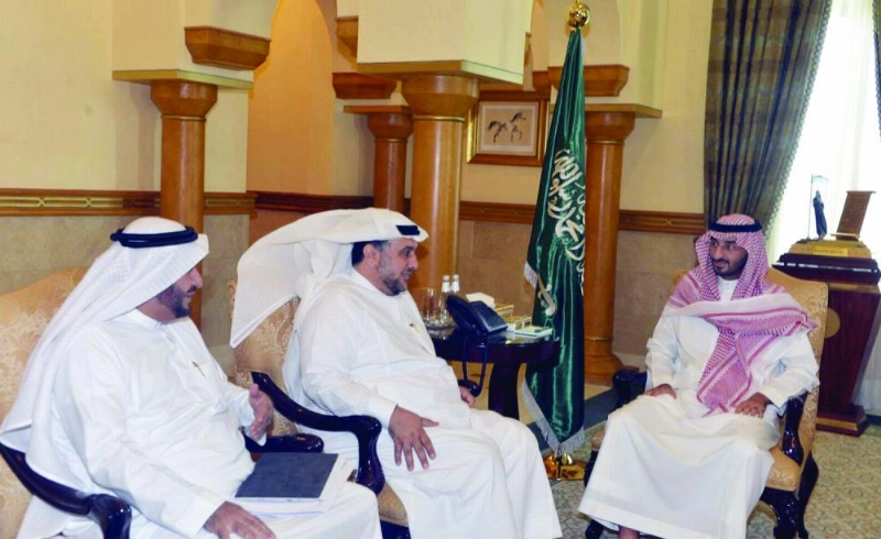 عبدالله بن بندر لدى استقباله بترجي والبسام (واس)