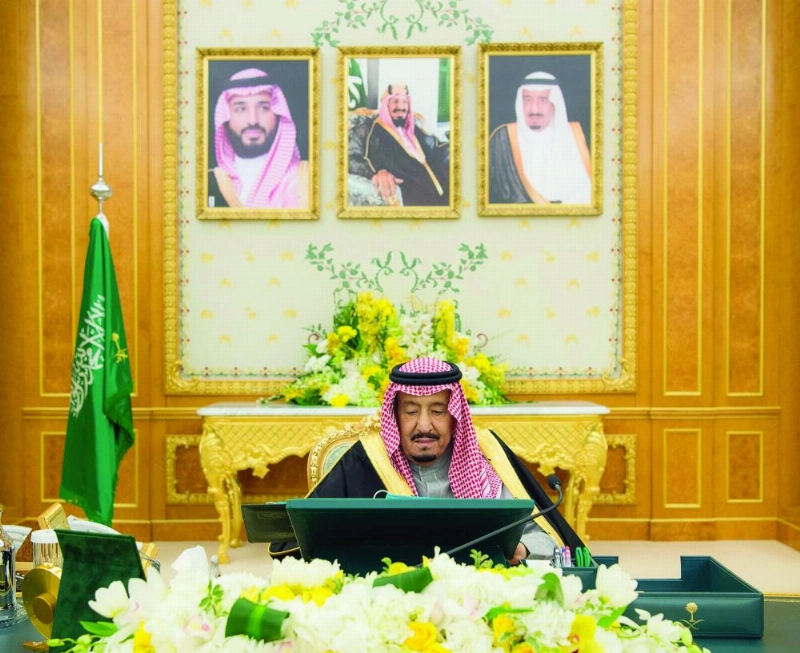 خادم الحرمين الشريفين خلال ترؤسه جلسة مجلس الوزراء أمس