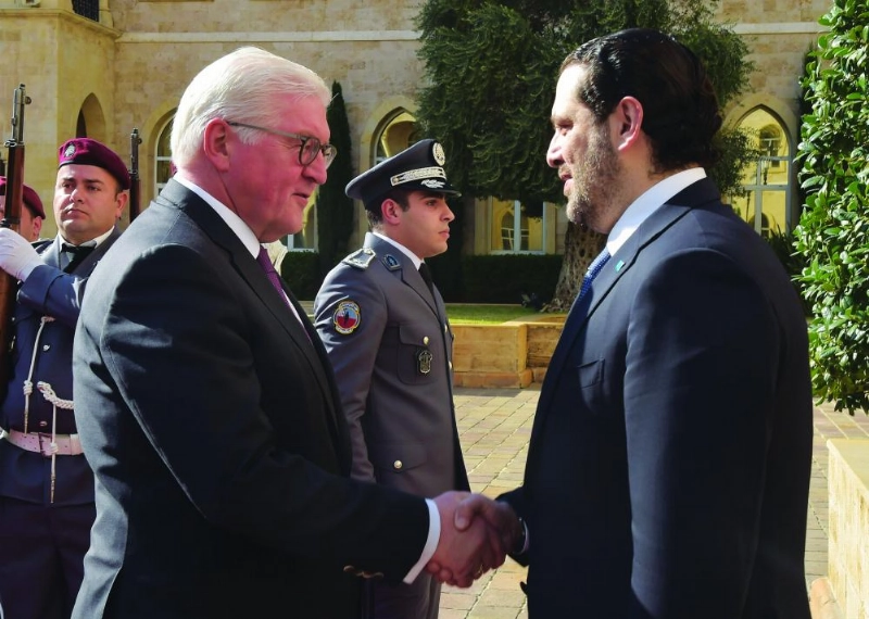 الرئيس الألماني يصافح سعد الحريري في بيروت أمس (د ب أ)