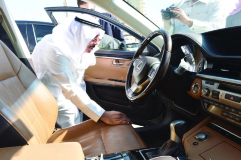 عبدالله الربيش يعاين إحدى السيارات (مكة)