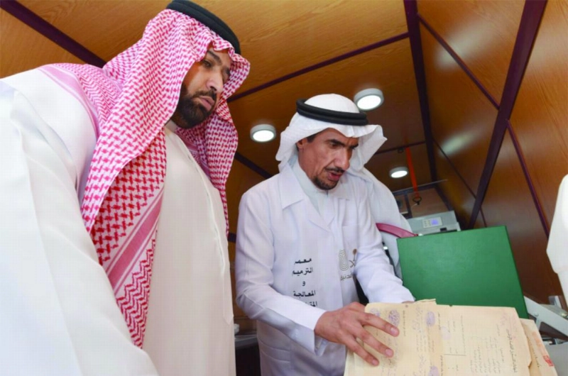 محمد بن عبدالعزيز لدى تدشينه العربات (واس)