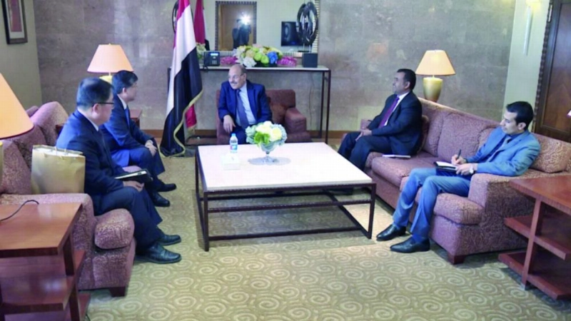 نائب الرئيس اليمني علي محسن مستقبلا السفير الكوري لدى اليمن أمس (سبأ نت)