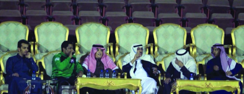 رئيس النادي (وسط) يتابع التدريبات (إعلامي الرائد)