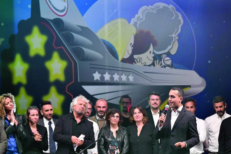 لويجي دي مايو زعيم الحزب يتحدث في تجمع انتخابي (تويتر)