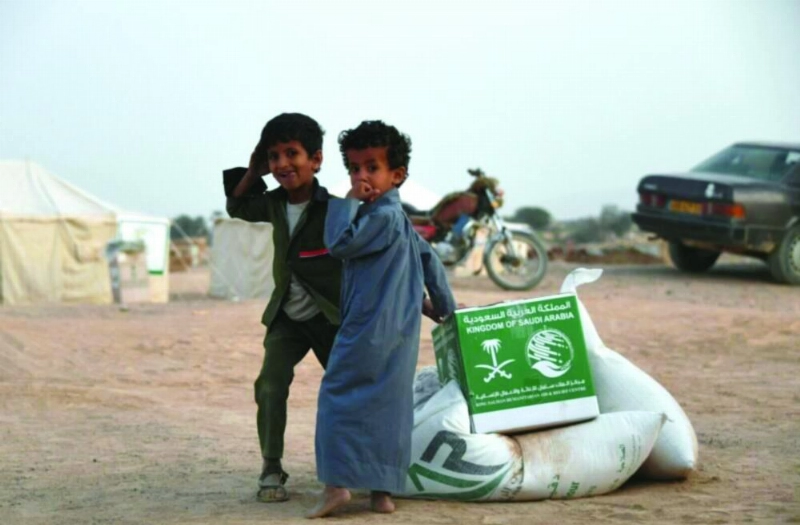 مساعدات سعودية للنازحين اليمنيين في مأرب (واس)