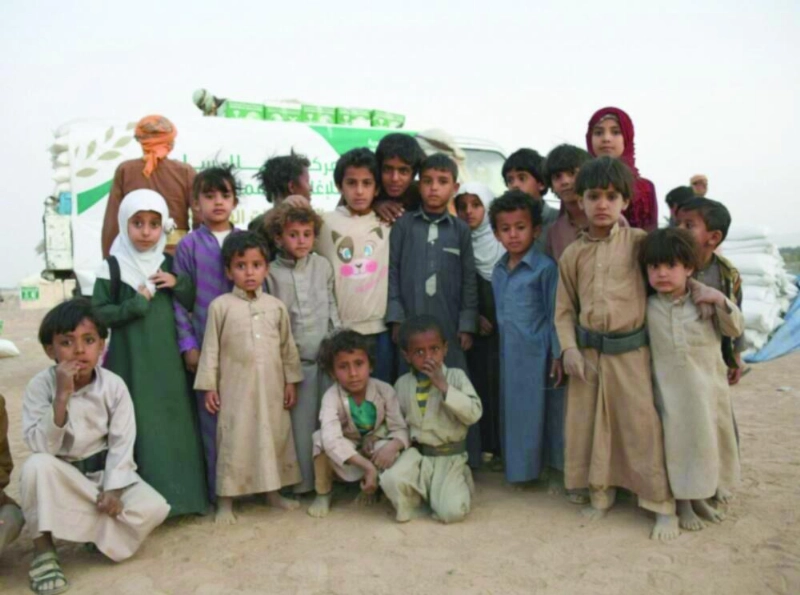 مساعدات سعودية للنازحين اليمنيين في مأرب (واس)