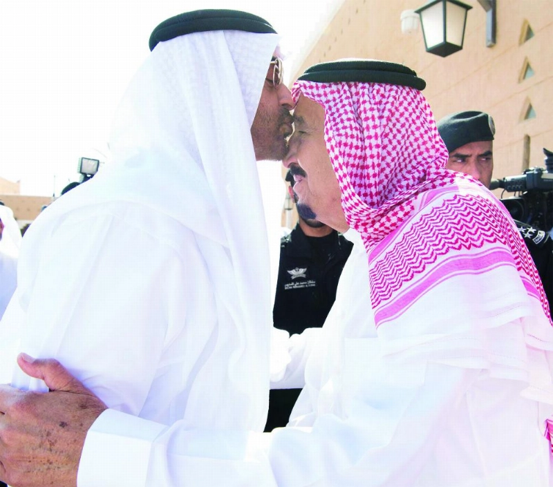 محمد بن زايد مقبلا جبين الملك سلمان بن عبدالعزيز (واس)